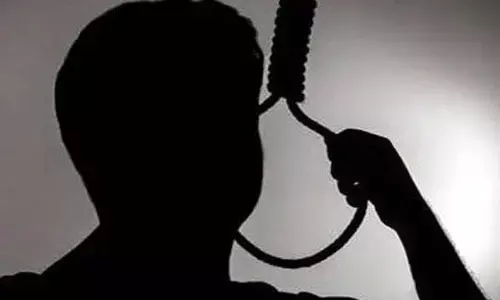 CG News : कांग्रेस जिलाध्यक्ष के पूर्व वाहन चालक ने की आत्महत्या, पुलिस जांच में जुटी CG News : कांग्रेस जिलाध्यक्ष के पूर्व वाहन चालक ने की आत्महत्या, पुलिस जांच में जुटी