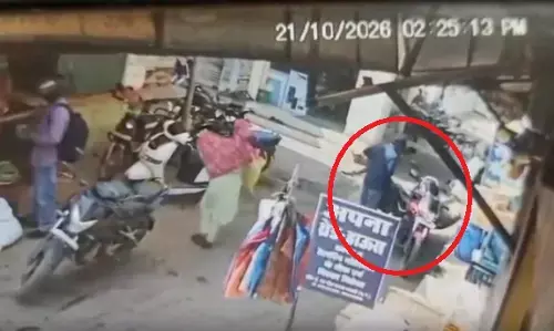 CG Crime : किसान नेता की बाइक की डिक्की से 44 हजार पार, CCTV में कैद हुई वारदात