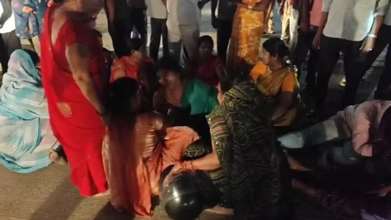 Gorakhpur Accident: दुर्गा प्रतिमा विसर्जन के दौरान बड़ा हादसा, करंट लगने से 3 की मौत, कई झुलसे