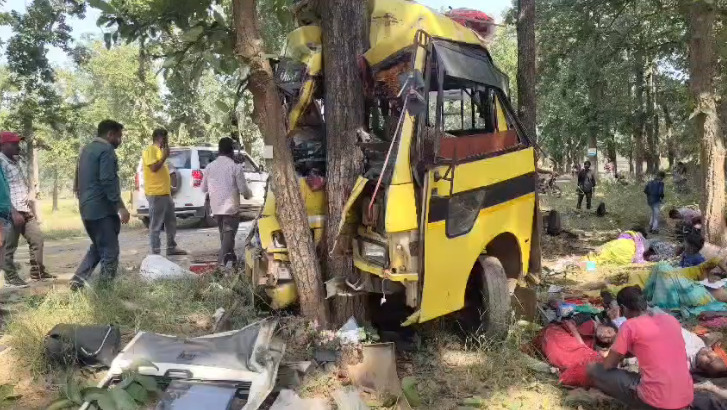 CG Accident : यात्री बस अनियंत्रित होकर पेड़ से टकराई, बस मालिक की मौत, 20 यात्री घायल