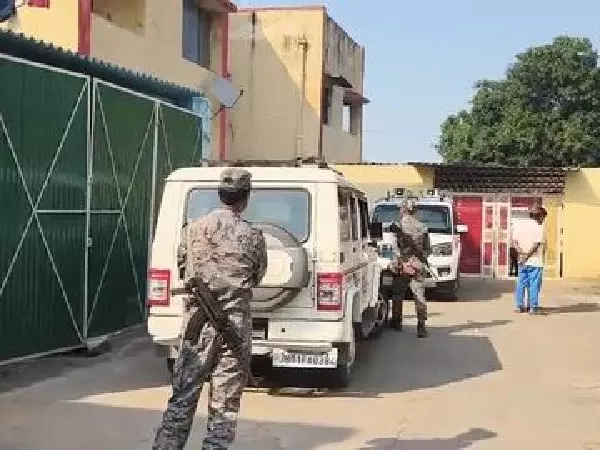 Jharkhand News : JMM जिलाध्यक्ष के सुरक्षाकर्मी की संदिग्ध मौत, बंद कमरे में मिला शव, AK-47 से चली थी गोली