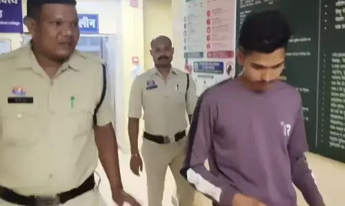 CG Crime : खिलौने बेचने की आड़ में नकली नोट खपाने की साजिश नाकाम, नाबालिग समेत दो गिरफ्तार CG Crime : खिलौने बेचने की आड़ में नकली नोट खपाने की साजिश नाकाम, नाबालिग समेत दो गिरफ्तार