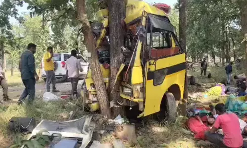 CG Accident Update : मनेन्द्रगढ़ में यात्री बस पेड़ से टकराई, हादसे में 6 लोगों की मौत, 25 घायल
