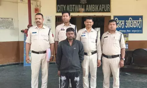 CG Crime : दशहरे की रात पत्नी की बेरहमी से हत्या, बच्चों के सामने लोहे के पाइप और डंडे से पीटा, आरोपी गिरफ्तार CG Crime : दशहरे की रात पत्नी की बेरहमी से हत्या, बच्चों के सामने लोहे के पाइप और डंडे से पीटा, आरोपी गिरफ्तार