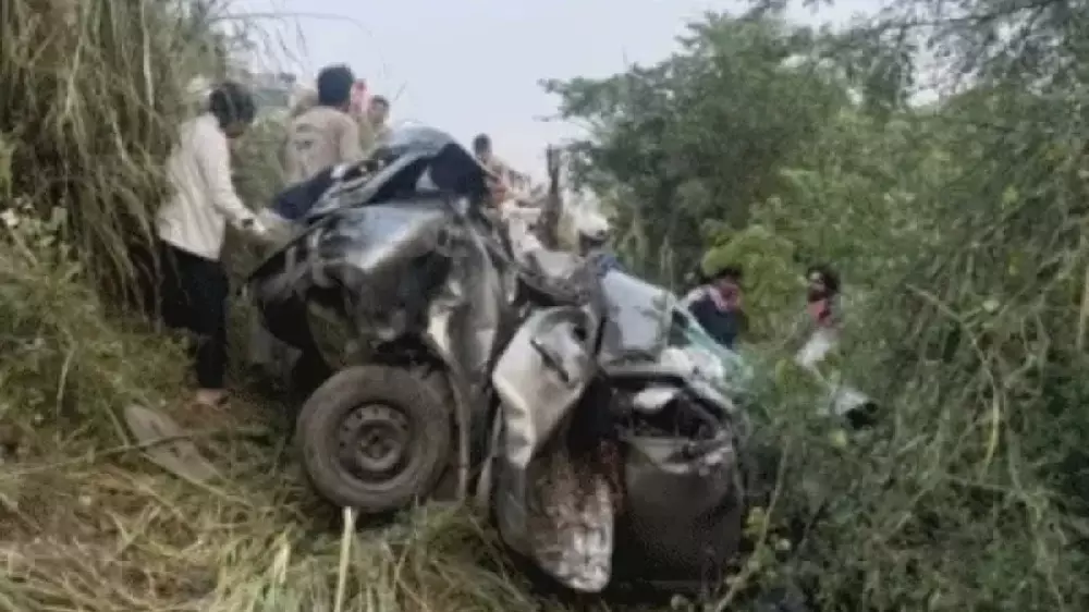 Rajasthan Accident : खाटूश्यामजी के दर्शन कर लौट रहे 6 दोस्तों की कार खाई में गिरी, 4 की मौत Rajasthan Accident : खाटूश्यामजी के दर्शन कर लौट रहे 6 दोस्तों की कार खाई में गिरी, 4 की मौत