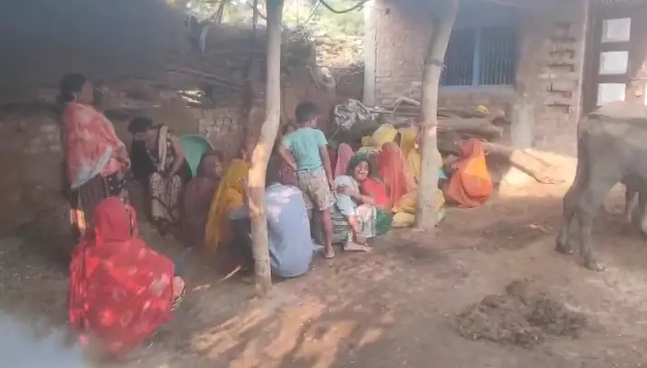 42958-untitled MP Crime : पशुशाला में सो रहा युवक की हत्या, पुरानी रंजिश की आशंका, शव रखकर किया चक्काजाम