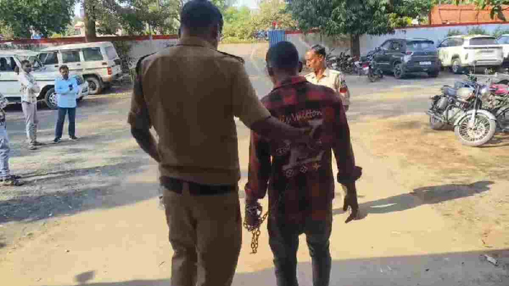 MP Crime : पत्नी की हत्या कर रात भर शव के पास सोता रहा पति, सुबह घर की लिपाई कर मिटाने लगा सबूत, गिरफ्तार