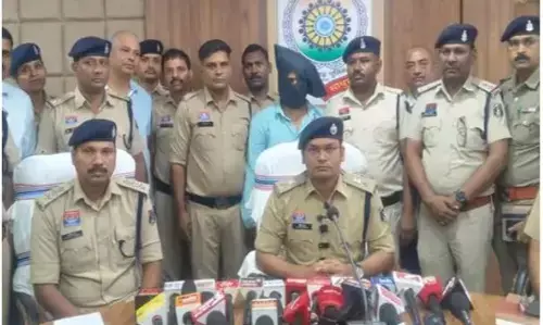 Surajpur Double Murder Case: सूरजपुर डबल मर्डर केस में सहेली टीचर का पति गिरफ्तार, मोबाइल और ज्वेलरी की बरामद, जानें क्यों मार डाला मां बेटे को Surajpur Double Murder Case: सूरजपुर डबल मर्डर केस में सहेली टीचर का पति गिरफ्तार, मोबाइल और ज्वेलरी की बरामद, जानें क्यों मार डाला मां बेटे को
