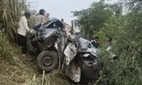 Rajasthan Accident : खाटूश्यामजी के दर्शन कर लौट रहे 6 दोस्तों की कार खाई में गिरी, 4 की मौत Rajasthan Accident : खाटूश्यामजी के दर्शन कर लौट रहे 6 दोस्तों की कार खाई में गिरी, 4 की मौत