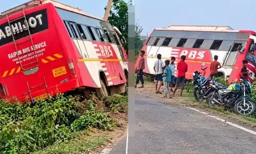 CG Accident : गड्ढों से बचने के दौरान बेकाबू हुई बस, बिजली के खंभे से टकराई, 2 यात्रियों की मौत