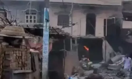 Siwan firecracker factory blast: पटाखा फैक्ट्री में ब्लास्ट, पति-पत्नी समेत 7 की मौत, डेढ़ घंटे तक होते रहे धमाके, मौके पर पुलिस मौजूद