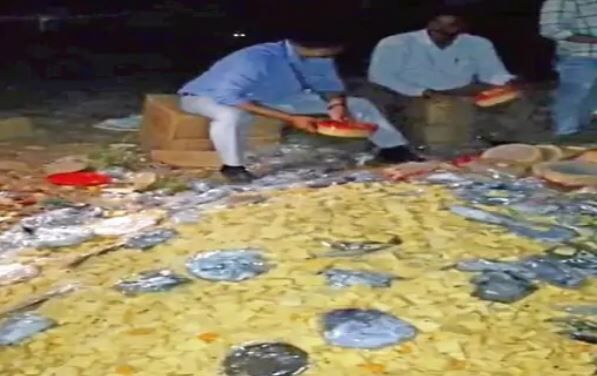 त्योहारी सीजन में भूलकर भी न खरीदें ऐसी मिठाइयां, यहां गंदगी के बीच बन रहे थे पेड़े-लड्डू, मदर डेयरी के एक्सपायरी दूध से बन रहा था पनीर