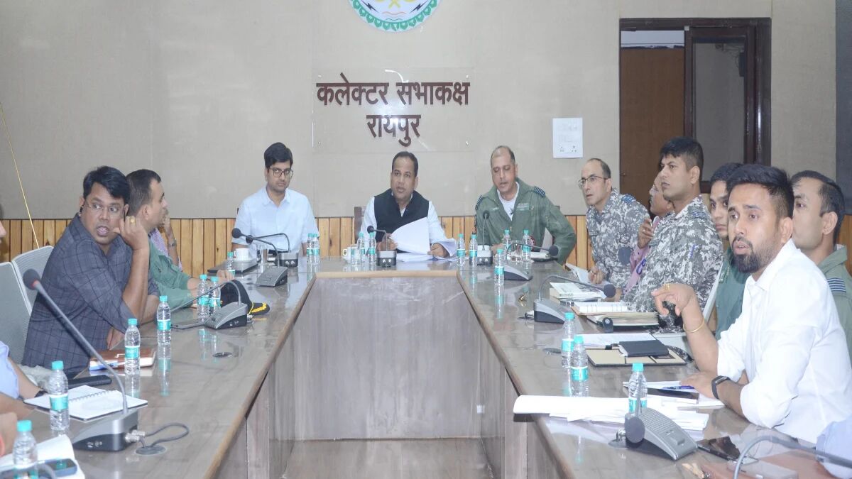 CG : राज्योत्सव 2026 में सारंग हेलीकॉप्टर एयर शो का रोमांच, सुरक्षा और व्यवस्थाओं को लेकर प्रशासन अलर्ट; कलेक्टर ने की तैयारियों की समीक्षा