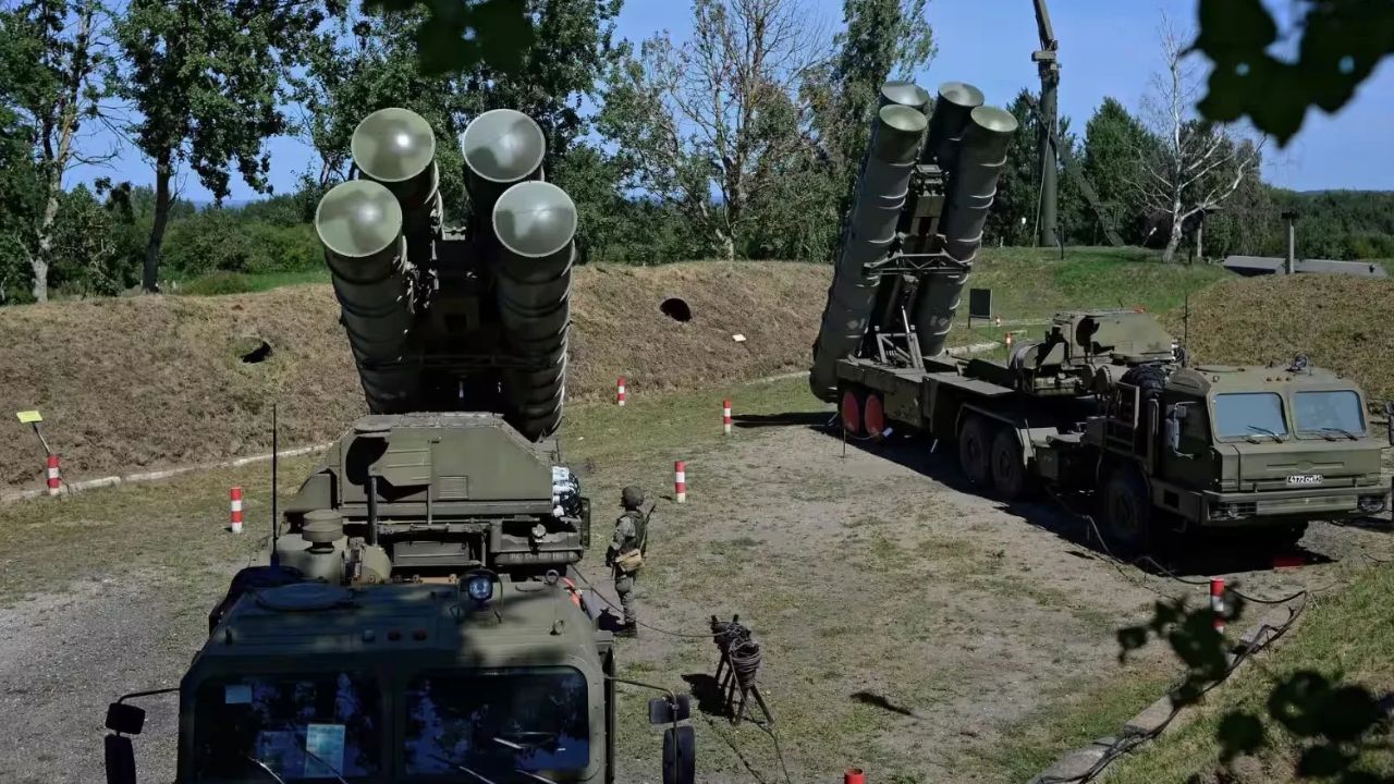 Russia India S-400 Deal Fifth Regiment: चीन-पाकिस्तान की उड़ी नींद: भारत को इस दिन मिलने जा रही है S-400 एयर डिफेंस सिस्टम की आखिरी खेप, जानिए इसकी अचूक ताकत