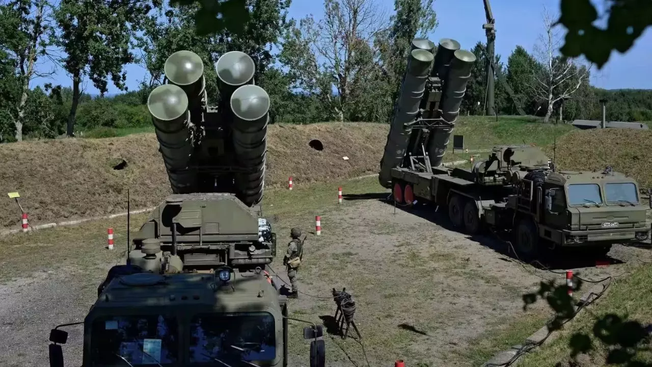 Russia India S-400 Deal Fifth Regiment: चीन-पाकिस्तान की उड़ी नींद: भारत को इस दिन मिलने जा रही है S-400 एयर डिफेंस सिस्टम की आखिरी खेप, जानिए इसकी अचूक ताकत Russia India S-400 Deal Fifth Regiment: चीन-पाकिस्तान की उड़ी नींद: भारत को इस दिन मिलने जा रही है S-400 एयर डिफेंस सिस्टम की आखिरी खेप, जानिए इसकी अचूक ताकत