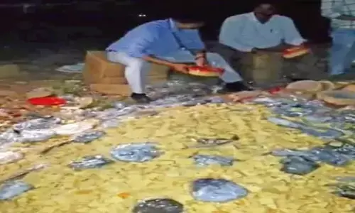 त्योहारी सीजन में भूलकर भी न खरीदें ऐसी मिठाइयां, यहां गंदगी के बीच बन रहे थे पेड़े-लड्डू, मदर डेयरी के एक्सपायरी दूध से बन रहा था पनीर
