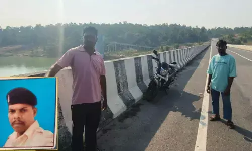 CG News : हसदेव नदी के पुल पर मिली आरक्षक की बाइक, मोबाइल और ID कार्ड बरामद, तलाश में जुटी SDRF