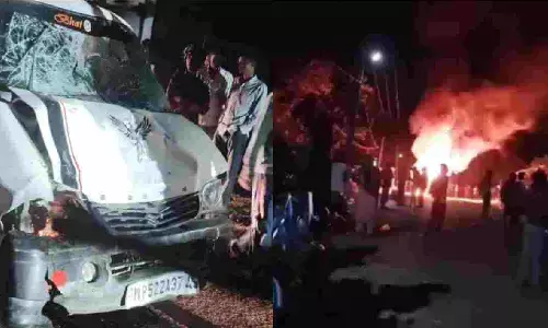 MP News: बेकाबू ईको कार ने 5 लोगों को रौंदा, एक की मौत, गुस्साए ग्रामीणों ने फूंकी कार MP News: बेकाबू ईको कार ने 5 लोगों को रौंदा, एक की मौत, गुस्साए ग्रामीणों ने फूंकी कार
