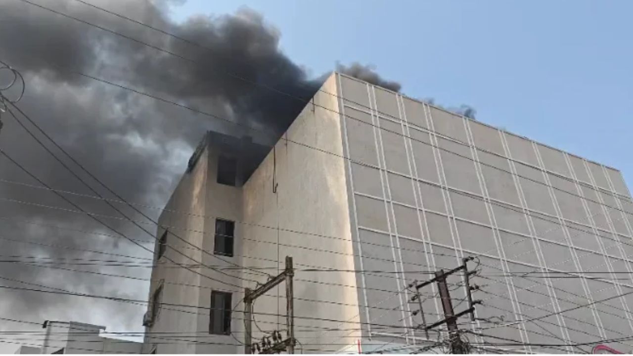 Raipur Breaking : सिटी सेंटर मॉल के पास होम डेकोरेशन दुकान में लगी आग, चौथे माले का फर्नीचर जलकर राख