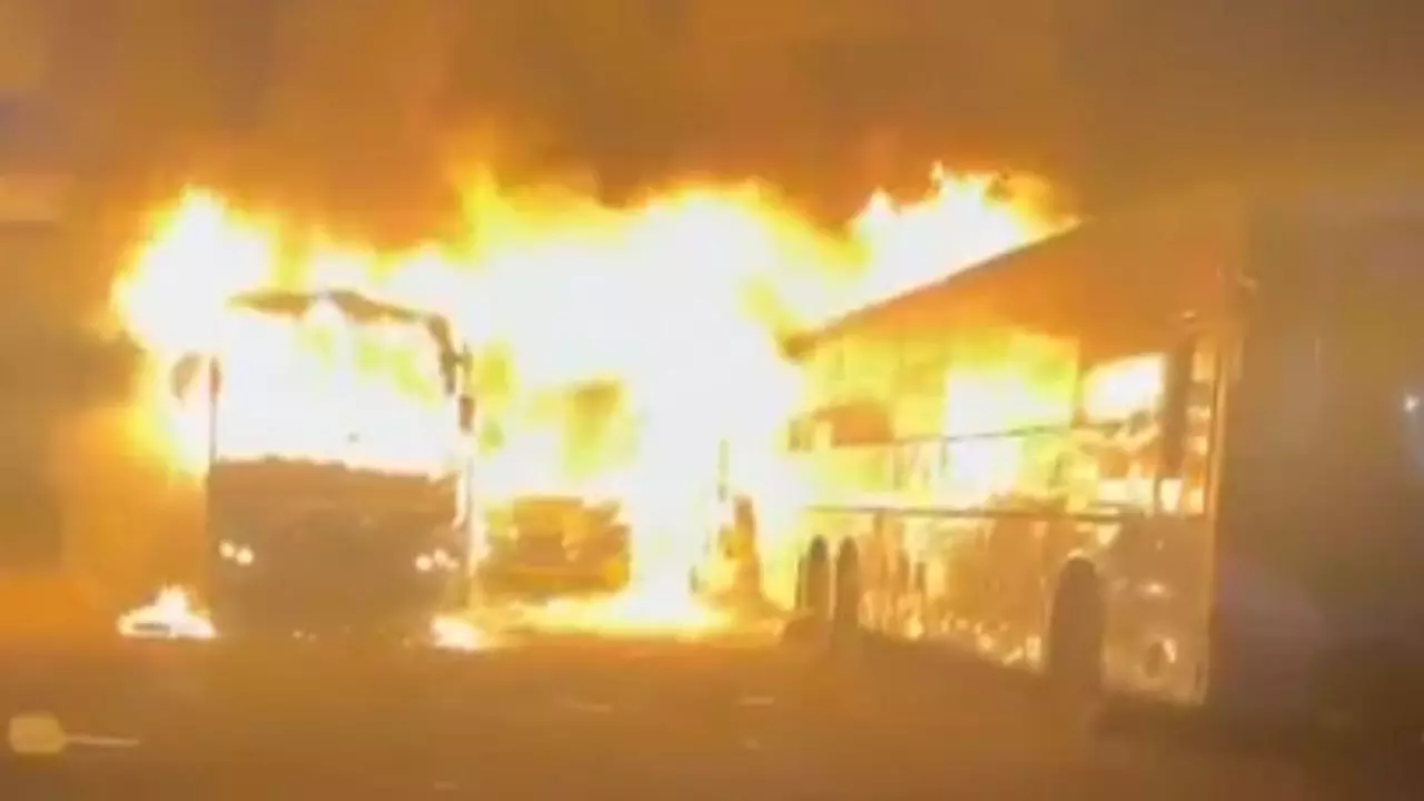 43121-mp-bhopal-isbt-bus-stand-fire Bhopal ISBT Bus Stand Fire: भोपाल ISBT बस स्टैंड पर लगी भीषण आग, 3 से 4 बसें चपेट में; मौके पर पहुंची फायर ब्रिगेड