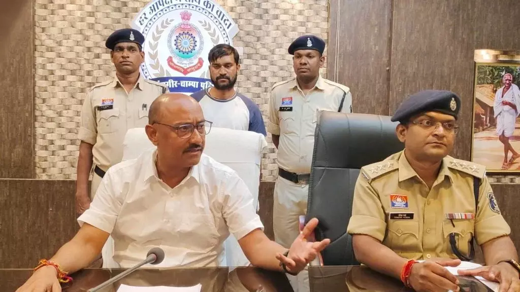 43125-untitled CG Crime : दोहरा हत्याकांड की गुत्थी सुलझी, पैसे के लेन-देन को लेकर शराब में सुहागा मिलाकर पिलाया, आरोपी गिरफ्तार