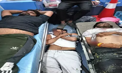 MP Accident : तेज रफ्तार कार पेड़ से टकराकर खाई में पलटी, दो युवकों की मौत, 4 घायल MP Accident : तेज रफ्तार कार पेड़ से टकराकर खाई में पलटी, दो युवकों की मौत, 4 घायल