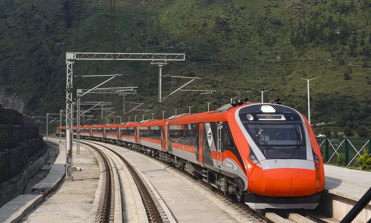 Vande Bharat Train: त्यौहार से पहले रेल यात्रियों को तोहफा, यहां से शुरू हो रही नई वंदे भारत स्लीपर ट्रेन Vande Bharat Train: त्यौहार से पहले रेल यात्रियों को तोहफा, यहां से शुरू हो रही नई वंदे भारत स्लीपर ट्रेन