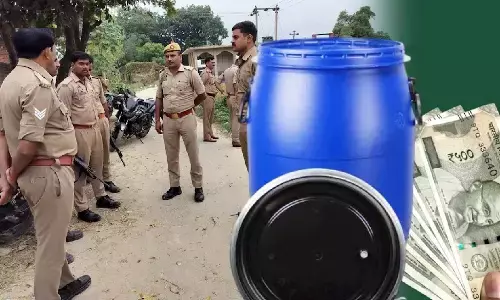 UP News : प्रयागराज में जमीन के नीचे दबे मिले नोटों से भरे 3 ड्रम, 5 करोड़ से ज्यादा कैश मिलने का दावा, दो भाई गिरफ्तार