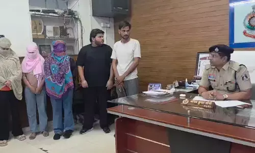 CG Cyber Crime : शेयर ट्रेडिंग में मोटे मुनाफे का झांसा देकर डॉक्टर से 34 लाख की ठगी, इंदौर से 3 युवतियों समेत 5 गिरफ्तार CG Cyber Crime : शेयर ट्रेडिंग में मोटे मुनाफे का झांसा देकर डॉक्टर से 34 लाख की ठगी, इंदौर से 3 युवतियों समेत 5 गिरफ्तार