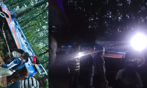 CG Accident : यात्रियों से भरी बस सड़क किनारे अनियंत्रित होकर पलटी, दूसरे वाहन को दे रहा था साइड, 30 लोग थे सवार