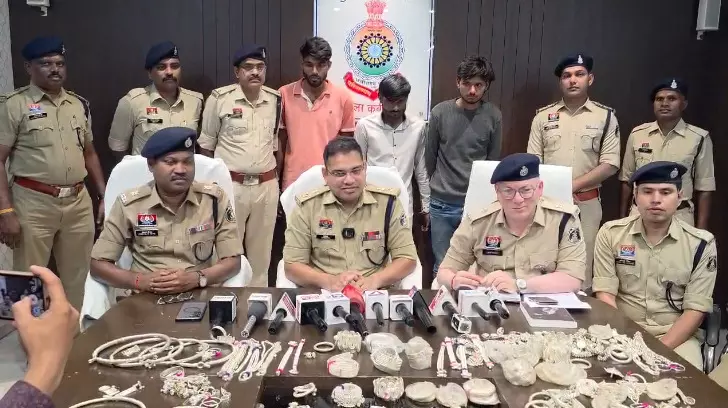 CG Crime : तरेगांव बंजारी घाट डकैती कांड का खुलासा, 11.9 किलो चांदी के जेवर बरामद, तीन आरोपी गिरफ्तार CG Crime : तरेगांव बंजारी घाट डकैती कांड का खुलासा, 11.9 किलो चांदी के जेवर बरामद, तीन आरोपी गिरफ्तार