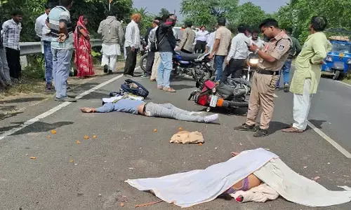 MP Accident : मासूम के जन्मदिन पर देवदर्शन को निकला परिवार हादसे का शिकार, पति-पत्नी और 5 माह के बच्चे की मौत