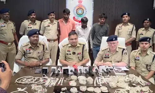 CG Crime : तरेगांव बंजारी घाट डकैती कांड का खुलासा, 11.9 किलो चांदी के जेवर बरामद, तीन आरोपी गिरफ्तार CG Crime : तरेगांव बंजारी घाट डकैती कांड का खुलासा, 11.9 किलो चांदी के जेवर बरामद, तीन आरोपी गिरफ्तार