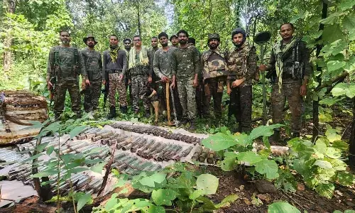 CG News : जंगल में मिला नक्सलियों का डंप, भरमार बंदूकें और 24 BGL सेल बरामद CG News : जंगल में मिला नक्सलियों का डंप, भरमार बंदूकें और 24 BGL सेल बरामद