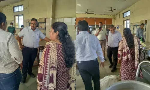 Raipur City News : त्योहारों से पहले मिठाई दुकानों और ब्रेड फैक्ट्री पर छापा, दूध में मिले कीड़े तो फैक्ट्री में घूमते मिले चूहे